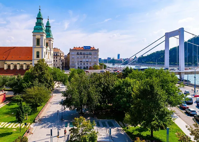 Riverfront Lejlighed